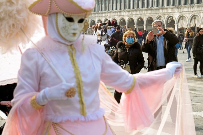 Utrinek iz trga sv. Marka v Benetkah, kjer so zaradi koronavirusa odpovedali zadnje dni pustnega karnevala. FOTO: Manuel Silvestri/Reuters