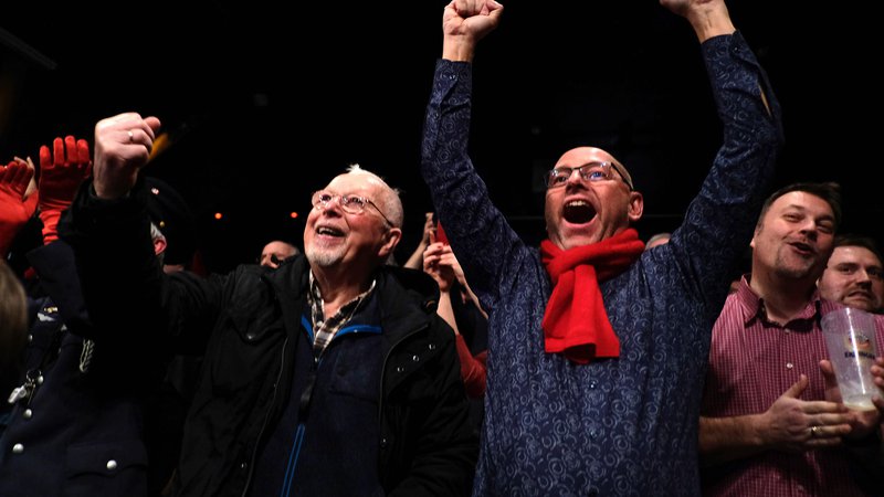 Fotografija: Veselje med privrženci SPD po zmagi v Hamburgu. Foto: Patrik Stollarz/Afp