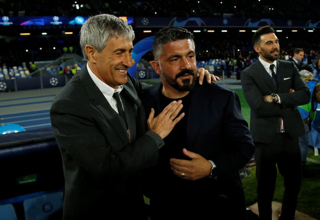 Prijateljsko sta se razšla trenerja, Napolijev Gennaro Gattuso in Barcelonin Quique Setien (levo). FOTO: Reuters