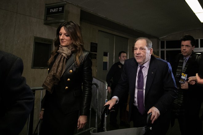 Weinstein in Rotunnova prihajata iz sodne dvorane v New Yorku. FOTO: Jeenah Moon/AFP