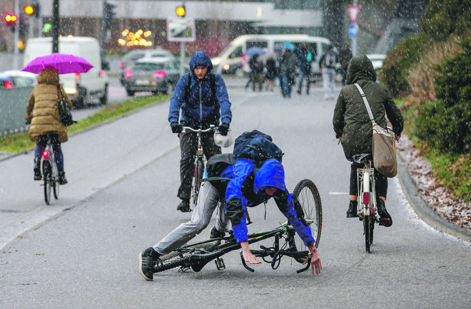 Sodra je botrovala padcu kolesarja na Dunajski cesti. FOTO: Matej Družnik