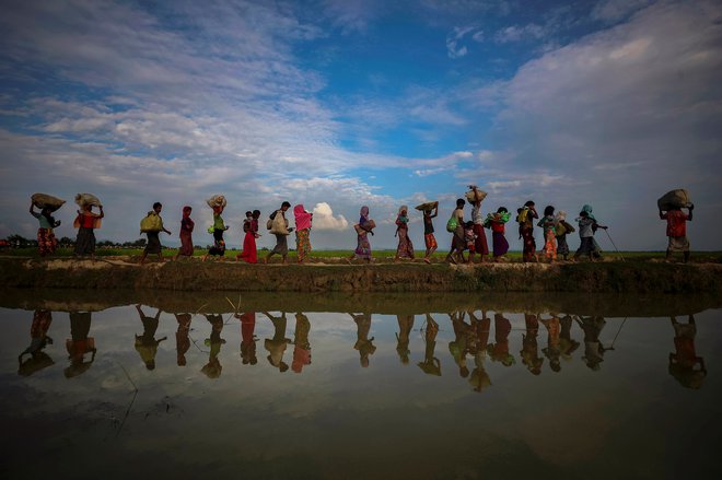 Rohinški begunci na meji med Burmo in Bangladešem. FOTO: Reuters