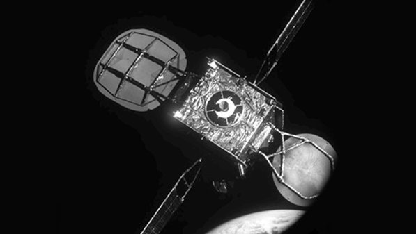 Fotografija: Intelsatov satelit tik pred spojitvijo, kot ga je slikal MEV 1. FOTO: Northrop Grumman 