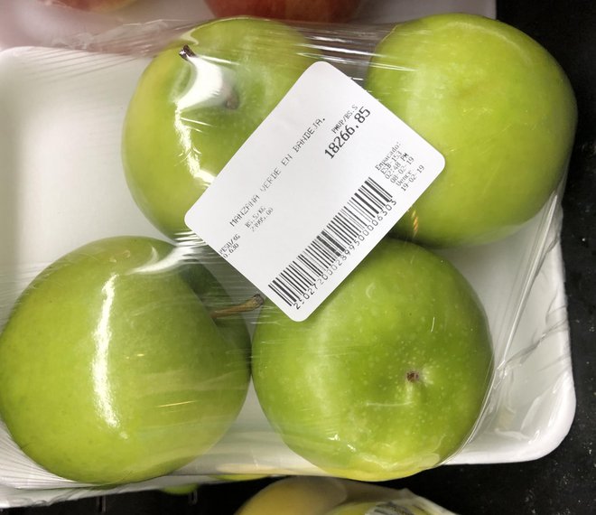 Štiri jabolka stanejo toliko kot minimalna plača. FOTO: Aljaž Vrabec