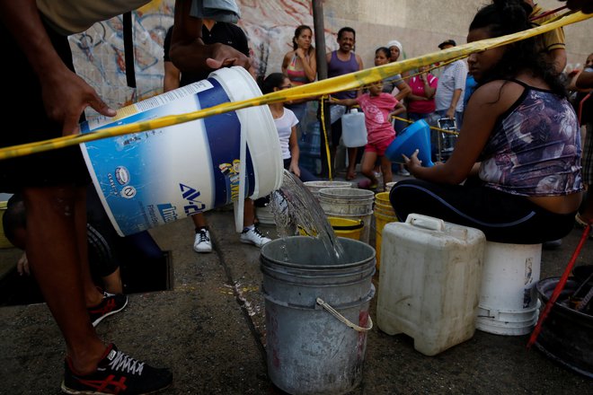 Venezuela se ukvarja z razpadom javnih storitev, kot sta preskrba z vodo in električno energijo. FOTO: Reuters