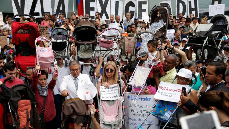 Fotografija: Protesti pred sedžem ZN v Caracasu. Foto: Reuters