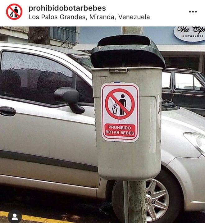 Nalepke Erica Mejicana v Venezueli s tekstom <em>Prepovedano odmetavanje dojenčkov!</em> trkajo na vest ljudi. FOTO: Manuel Garcia Ordonez/Twitter