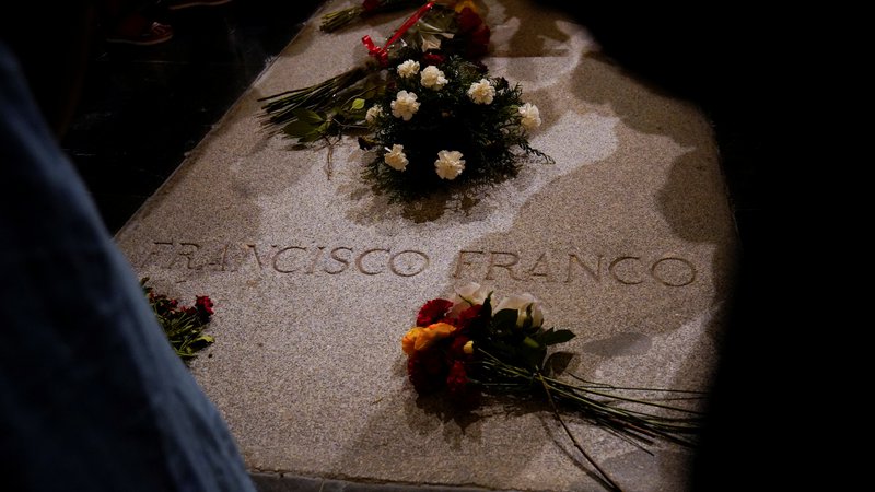 Fotografija: General Francisco Franco je bil leta 1975 pokopan v mavzoleju, ki so ga zgradili po njegovem naročilu. FOTO: Juan Medina/Reuters