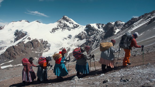 Čolite proti Aconcagui, najvišji gori Amerike, v tradicionalnih pisanih krilih. FOTO: Arhiv filma 