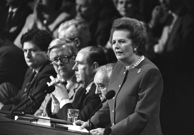 Na svoji zadnji strankarski konvenciji v Brightonu oktobra 1988, decembra 1990 je kraljici Elizabeti II. ponudila odstop.