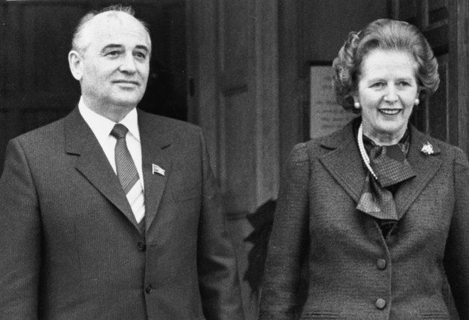 Mihail Gorbačov se je z Margaret Thatcher prvič srečal decembra 1984. Ob kaminu v premierkini rezidenci Chequers se je, kot se je spominjal ob njeni smrti, kljub ideološkim razhajanjem rodil njun zavezniški odnos. Foto Stringer/ Reuters