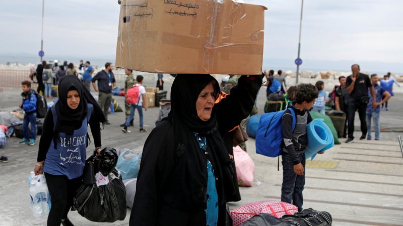 Fotografija: Begunci ostajajo ujeti na Lezbosu, daleč od krajev, kamor so se namenili. Foto Reuters