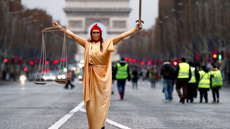 Fotografija: V Franciji na valu feminističnega gibanja počasi vendarle padajo še pred kratkim vsemogočni mačisti. FOTO: Reuters
