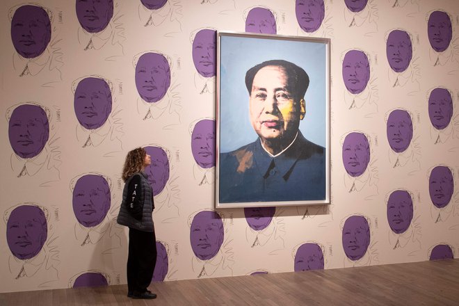 Mao, 1972. Warhol se je zavedal moči antiidola, zato je ustvaril 4,3-metrsko podobo v izrazito nenaravni barvi. FOTO: Reuters
