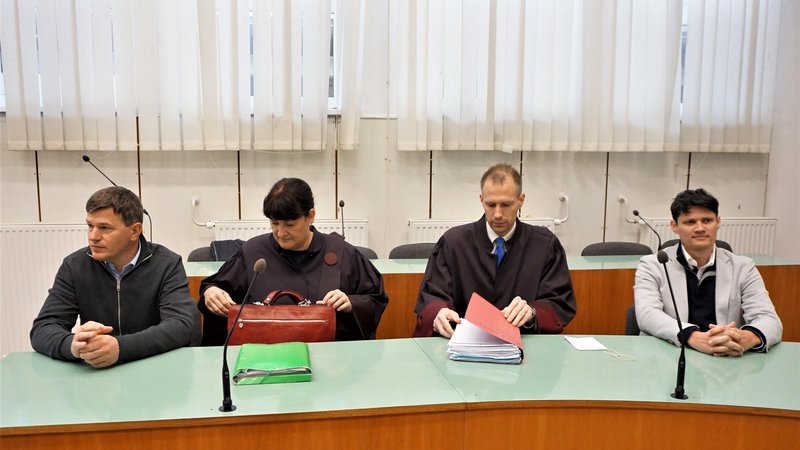 Fotografija: Uroša Rotnika (skrajno levo) na razglasitev sodbe ni bilo, kot tudi ne Alexandra Hrkača (skrajno desno), ki pa se je opravičil zaradi situacije s koronavirusom. Oba sta bila obsojena, pritožbe so napovedali vsi, tudi tožilstvo. FOTO: Brane Piano