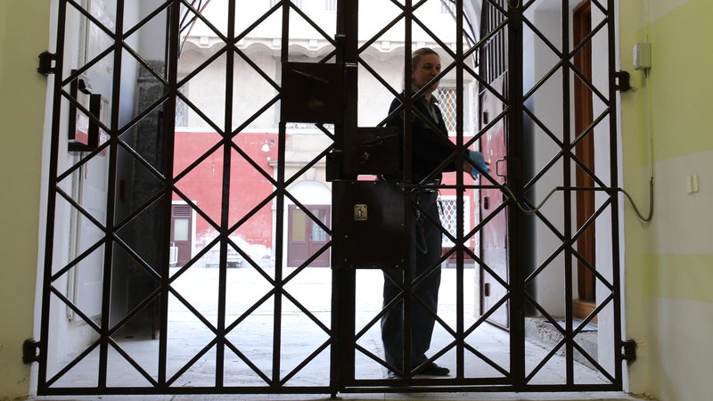 Fotografija: Vrata zapora so se zaprla tudi za obiskovalce. FOTO: Tomi Lombar/Delo