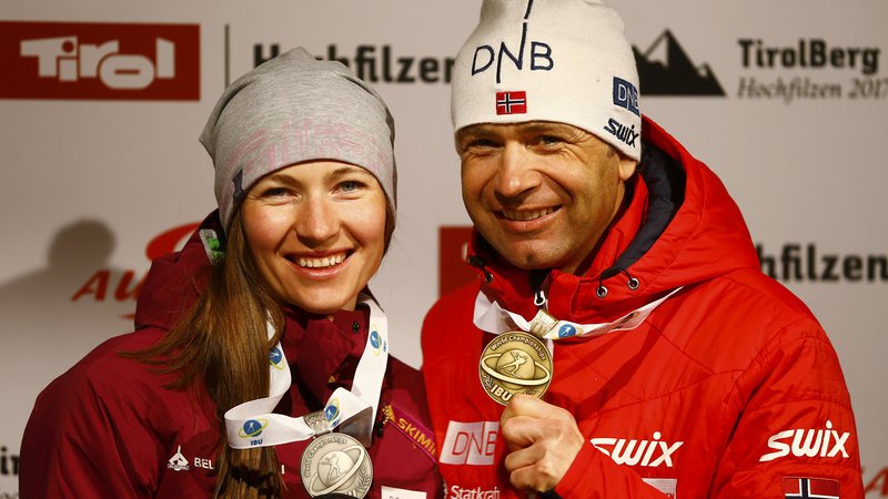 Fotografija: Darja Domračeva in Ole Einar Bjørndalen sta se takole lani veselila uspehov na svetovnem prvenstvu, zdaj pa uživata v poletju brez priprav.
FOTO Reuters