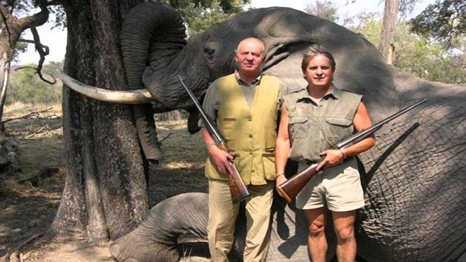 Ko je Španija preživljala najhujšo krizo od začetka demokracije, je kralj Juan Carlos v Bocvani z ljubico lovil slone. Foto: Youtube
