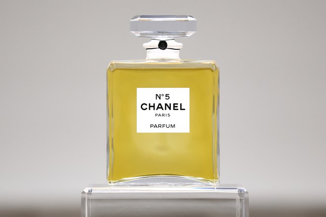 Poleg male črne obleke je ime Chanel najbolj neločljivo povezano s parfumom Chanel No. 5. Foto Reuters