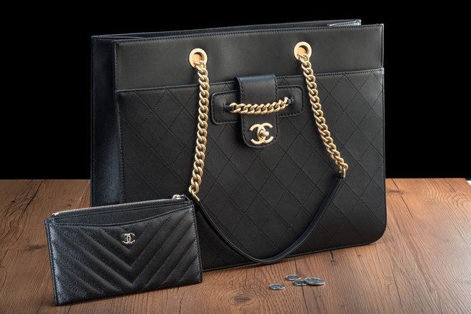 Chanel je sinonim za luksuz, torbice pa predmet poželenja modnih navdušenk po vsem svetu. Foto Reuters