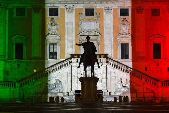 Tudi pročelje palače Senatorio, sedeža rimske občine, dviguje moralo z barvami italijanske trobojnice. FOTO: Filippo Monteforte/AFP