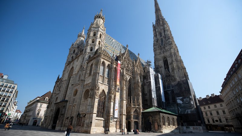 Fotografija: Opustelo je tudi pred dunajsko Katedralo svetega Štefana, ki ga običajno oblegajo množice turistov. FOTO: Reuters