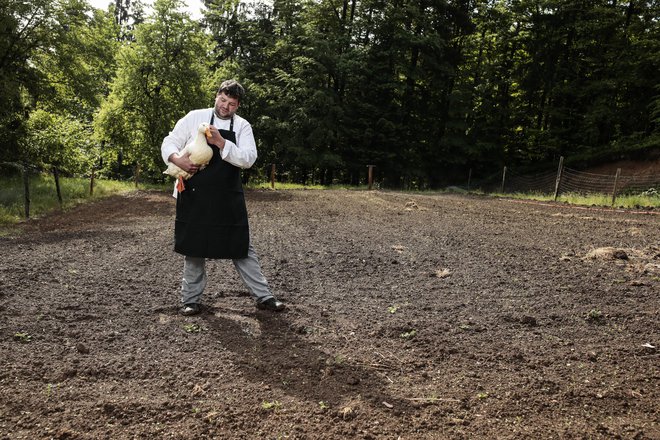 Chef Luka Košir se te dni ukvarja predvsem s kmetovanjem. FOTO: Uroš Hočevar