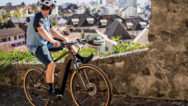 Fotografija: Slovenski trg električnih koles je zaživel na polno in ni več mogoče najti resnega ponudnika kolesarske opreme, ki ne bi imel v programu vsaj nekaj primerkov novega časa.  FOTO: Arhiv proizvajalca 