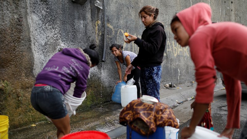 Fotografija: Hudo ekonomsko in humanitarno krizo v Venezueli otežuje tudi kolaps javnih storitev, kot je preskrba z vodo. Foto: Reuters