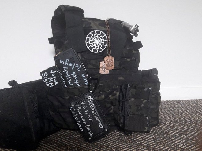 Na orožju je imel napisana imena borcev proti muslimanom in neonacistične simbole »črnega sonca«, keltski križ in tudi med slovenskimi neonacisti zelo priljubljen »kolovrat«. FOTO: Reuters