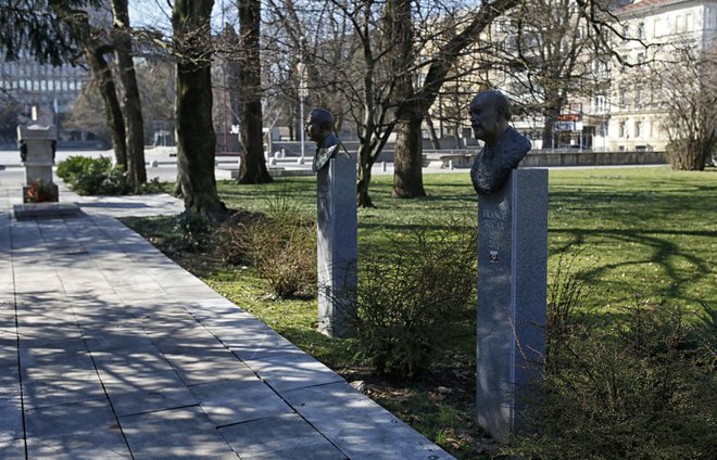 Doprsnim kipom dr. Francetu Bučarju in Stanetu Kavčiču se bo maja pridružil še kip Janeza Stanovnika. FOTO: Blaž Samec/Delo