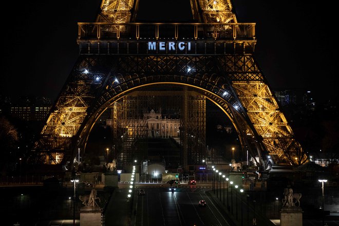 Francozi se zahvaljujejo vsem tistim, ki si prizadevajo za zajezitev pandemije. FOTO: Thomas Samson/Afp