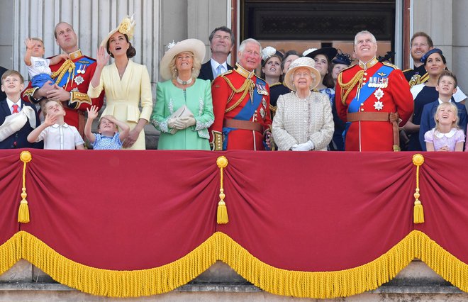 Britanska kraljeva družina je v skrbeh za princa Charlesa, ki je okužen s koronavirusom. Iz palače so sporočili, da je prestolonaslednik v dobrem zdravstvenem stanju. FOTO: AFP
