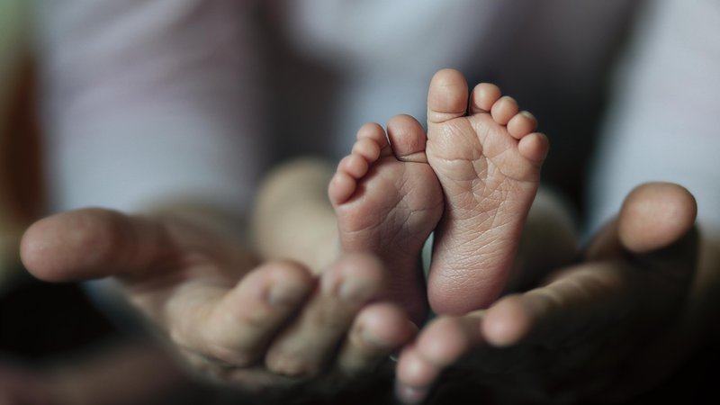Fotografija: Mamica dva tedna starega novorojenčka je bila z obravnavo v ljubljanski porodnišnici zadovoljna. Pohvalila je skrb osebja in pozornost babic. Foto Dejan Mijović