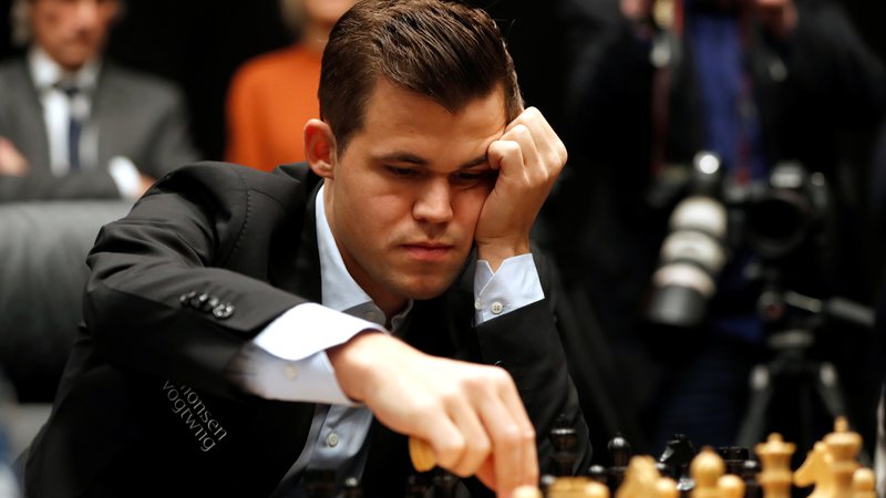Fotografija: Magnus Carlsen se bo potil za 64.000 evrov glavne nagrade. FOTO: Reuters