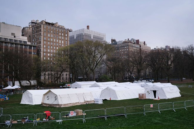 Te dni so na vzhodnem robu Centralnega parka v New Yorku ter v bližini ene od bolnišnic Mount Sinai prostovoljci iz lokalnih cerkvenih organizacij postavili njihovo začasno izpostavo – 14 šotorov s skupno 68 posteljami, kamor bodo namestili paciente