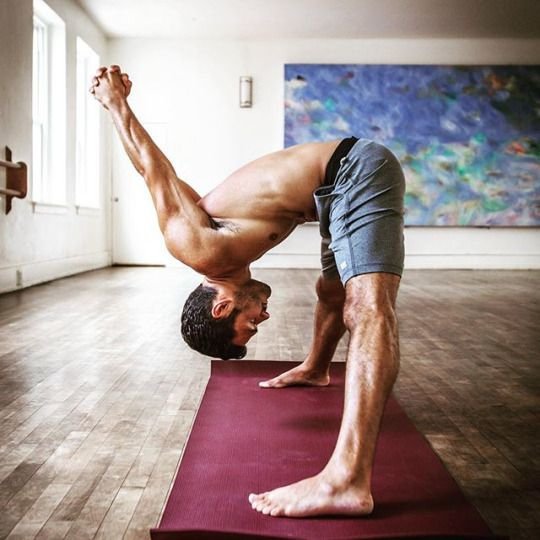 V jogijskem položaju se ves čas zavedamo telesa in diha. FOTO: Shutterstock