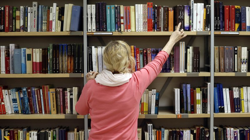 Fotografija: Knjižnično nadomestilo za leto 2019 je v celoti zapadlo in gre za že pridobljene pravice tistih, katerih gradiva so bila izposojena v knjižnicah. FOTO: Blaž Samec/Delo