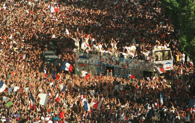 Takole so Francozi sprejeli svojo nogometno reprezentanco po naslovu svetovnega prvaka na domačem mundialu 1998.