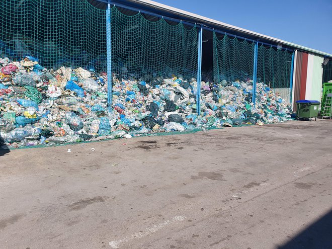 Kam dati odpadke, če je povsod odpadna embalaža? FOTO: JKP Slovenske Konjice