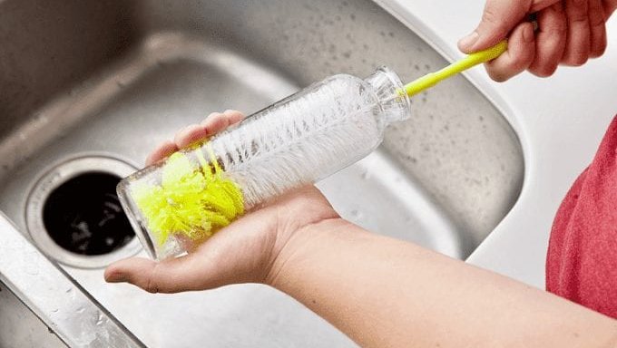 Fotografija: Stvari se zapletejo, če ste plastenke slabo čistili ali celo pozabili v njej vašo priljubljeno pijačo. FOTO: Shutterstock