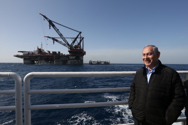 Izraelski premier Benjamin Netanjahu med ogledom ploščadi za pridobivanje plina ob obali Haife. Netanjahu je letos odobril športu 250 milijonov evrov državnih sredstev. ​FOTO: Reuters