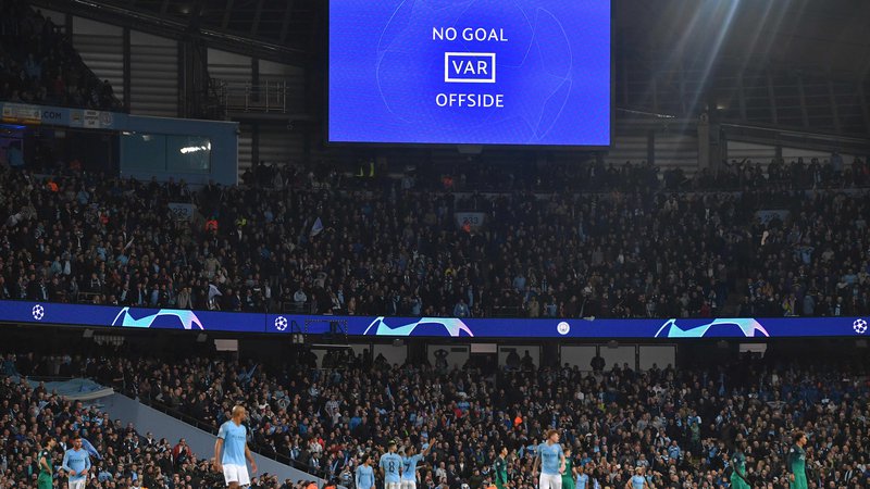 Fotografija: Eden od ključnih trenutkov tekme med Manchester Cityjem in Tottenhamom: sodnik je ob pomoči VAR razveljavil gol Raheema Sterlinga zaradi ofsajda. FOTO: AFP