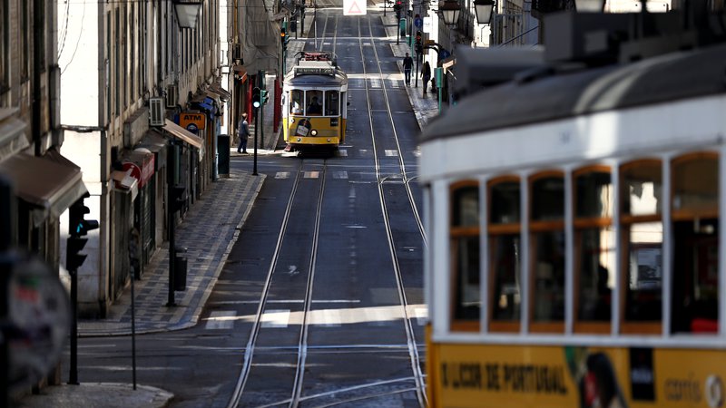 Fotografija: Portugalska mesta naj bi turistično začela utripati septembra, ko bodo morda odprli hotele. Foto Reuters