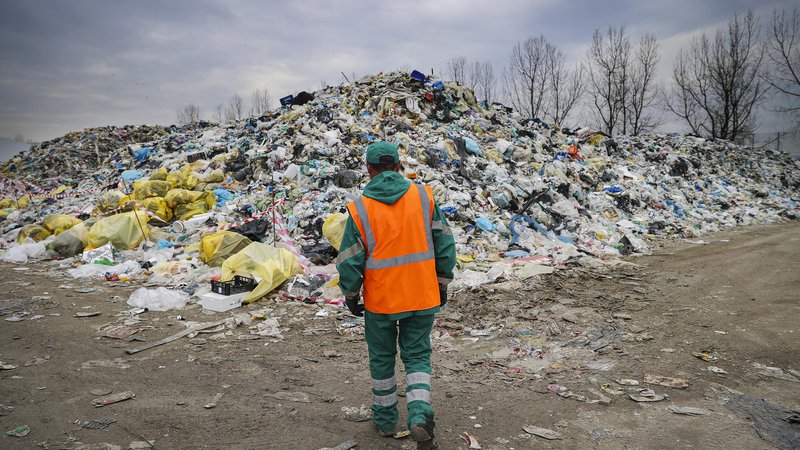 Fotografija: Okoljsko ministrstvo bi kopice odpadne embalaže rešeavlo s koronazakonom in na stroške državnega proračuna. Foto Jože Suhadolnik