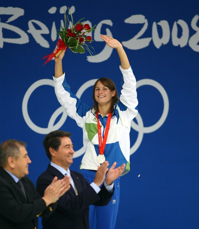 Takole se je edine slovenske olimpijske kolajne v zgodovini slovenskega plavanja veselila Isakovićeva v Pekingu leta 2008. FOTO: Matej Družnik/Delo