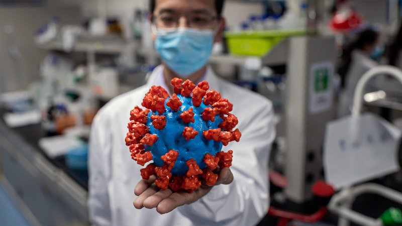 Fotografija: Razvoj cepiva je globalni izziv. Klinična testiranja potekajo tudi v laboratorijih Sinovac Biotech v Pekingu. FOTO: Nicolas Asfouri/AFP