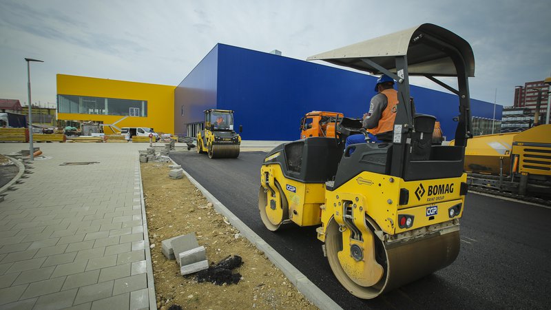 Fotografija: Gradnje Ikee v Ljubljani koronavirus ni ustavil. FOTO: Jože Suhadolnik/Delo