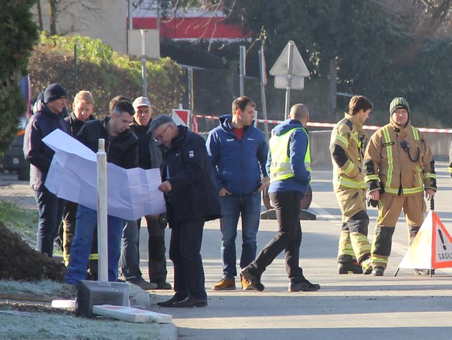 Strokovnjaki na terenu so iskali mesto, kjer je uhaja plin. FOTO: Boštjan Fon/Slovenske novice