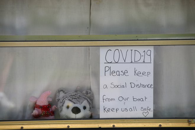 Ob začetku ukrepov proti koronavirusu so v Veliki Britaniji najbolj poudarjali prav socialno distanco. FOTO: Carl Recine/Reuters